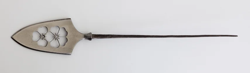 Yanone (pilespids) af flad type (hirane) med gennembrudt design af Cherry Blossoms (stål)