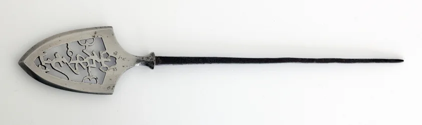 Yanone (pilespids) af flad type (hirane), med gennembrudt design af tegn, der betyder bjerg, sten og vand (stål)