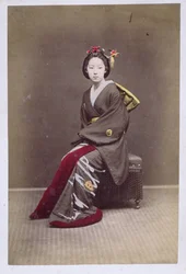 Ung pige i en kimono, ca. 1860-70 (håndfarvet foto)