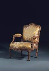 En af et par Louis XV fauteuils a la Reine (træ og tekstil)