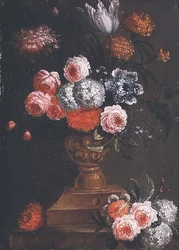 Tulipaner, morgenfruer, viburnum, forglemmigej, roser og andre blomster i en urne
