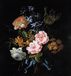 Buket af valmueanemoner, roser, dobbelt campernelle, en hyacint, en tulipan og auricula bundet med en b
