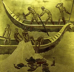 Et lakeret panel, der forestiller fiskere, der trækker deres net