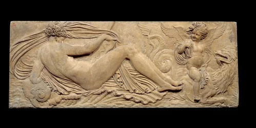 Nymfe og lille genie rider på en marinehest; Nymfe og Triton omgivet af to små ånder. Lav lindring. Stenskulptur af Jean Goujon (1510-1567)