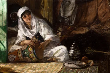 Interiør i et harem i Marokko, detalje: kvinde spiller derbouka