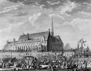 Fransk revolution: Kong Louis XVI ankommer med sin familie (Marie Antoinette, delfinen Louis Charles af Frankrig eller Louis XVII og Marie Therese kendt som "Madame Royale") til Paris den 6. oktober