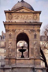 Arkitektur: udsigt over de uskyldiges springvand. Designet af arkitekterne Jean Goujon, Augustin Pajou og Pierre Lescot. 1546-1549. Place Joachim du Bellay, Paris.