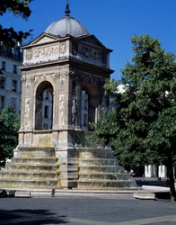 Arkitektur: udsigt over de uskyldiges springvand. Designet af arkitekterne Jean Goujon, Augustin Pajou og Pierre Lescot. 1546-1549. Place Joachim du Bellay, Paris.