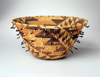 Girls Coiled Dowry eller Pubertet Basket, Pomo, Pinoleville, Californien