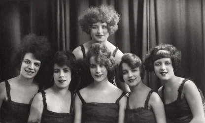 En danse- eller teatergruppe, c1900-1929.