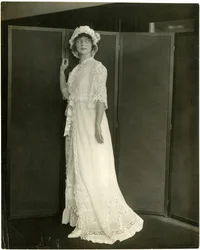 Franklin Suvoir ?, sommernatklæde af marquisette og blonder, ca. 1905-11 (foto af gelatinesølv)
