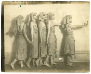 Gør sig klar til en landsbyfest i Liberal Club, New York, USA, ca. 1905-40