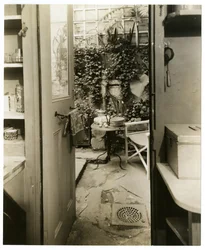 George & Mary Stonehills hjem, kunstnere, udsigt fra køkkendøren, Greenwich Village, New York, USA, ca. 1936-37 (foto af gelatinesølv)