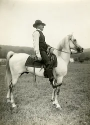 Homer Davenport tegneserieskaber på sin arabiske hest, ca. 1905-12 (gelatine sølv foto)