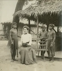 Igorroter sangundervisning. [Filippinsk reservation i Institut for Antropologi ved verdensudstillingen 1904]
