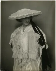 Jumble Bros ?, Lingerihat og muffe, ca. 1905-11 (foto af gelatinesølv)