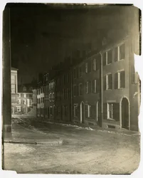 Ser ned ad West Cedar Street, hvor den ender og krydses af Chestnut St, Boston, USA, ca. 1902-10 (foto af gelatinesølv)