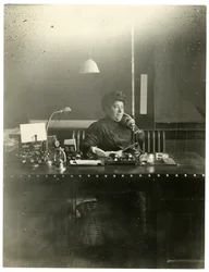 Ms Chas Netcher fra Chicago, ejer af en af de største butikker The Boston Store der. Hun er nu gift igen, find hendes navneændring Mollie Alpiner Netcher Newbury, ca. 1905-18 (foto af gelatinesølv)
