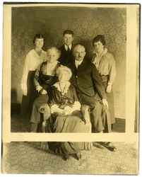 Den gamle dame er Mrs Lyman James, søster til Marshall Field, ca. 1905-28 (foto af gelatine sølv)