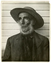 Gammel mand i stråhat, ca. 1905-40 (foto af gelatine sølv)