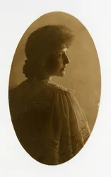 Ovalt portræt af kvinde, ca. 1905-40 (gelatinsølvfoto)