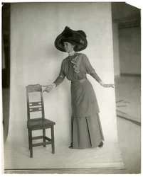 "Vær venlig at sidde" Korrekt balance af ben, kropsarme og hænder, ca. 1905-18 (foto af gelatinesølv)