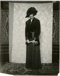 Rød fløjlsdragt med plisseret nederdel med harmonika, Arnold & Constable, ca. 1905-18 (foto af gelatinesølv)