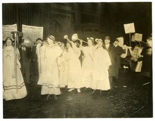 Suffrage Parade, Greenwich Village, New York, USA, ca. 1915-18 (foto af gelatinesølv)