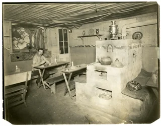 Isba Tea Room på 4th St Sachia - nu en berømt fotograf i Europa Russian Tea Room, Greenwich Village, New York, USA, ca. 1905-40 (foto af gelatinesølv)