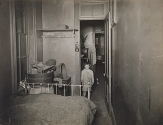 Uden titel (Dreng i soveværelset), ca. 1910 (gelatine sølvtryk)