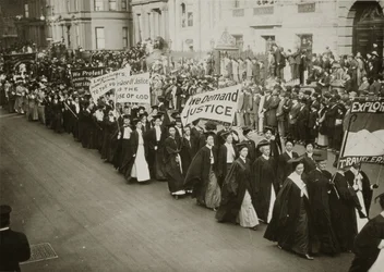 Kvinder i akademisk kjole marcherer i en valgretsparade i New York City, 1910