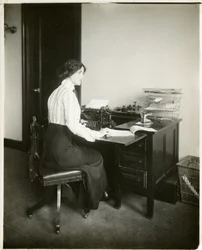 model med skrivemaskine, ca. 1905-18 (foto af gelatinesølv)