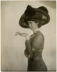 profil af fjerbeklædt hat, ca. 1905-18 (foto af gelatinesølv)