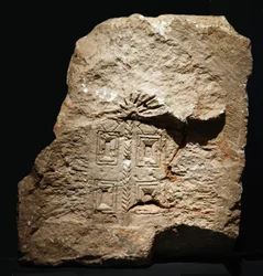 Torah-helligdomsrelief fra Khirbet es-Samara, Samaria, ca. 4. århundrede e.Kr. (sten)