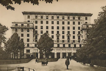 Bjergmasse af murværk på West Ends mest værdifulde sted, c1935.