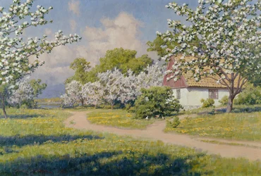 Et skovklædt landskab med et sommerhus om foråret