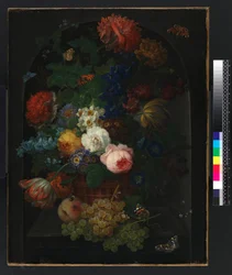 En kurv med blomster med frugt