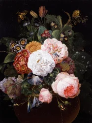 Stilleben med blomster i en potte (bl.a. roser, primula og margueritter)