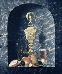 Stilleben med dekoreret bæger, frugt og glas i en stenalkove, 1682