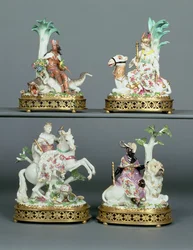 Fire Meissen-grupper, der forestiller de fire kontinenter, monteret med Louis XVI-forgyldt bronze, modelleret af Johann Joachim Kändler (1706-75), midten af 18. århundrede