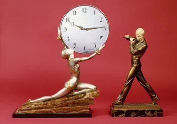 Knælende pige med ur og en fløjtespiller (bronze, elfenben, metal, marmor)