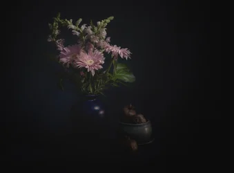 Mørkt blomsterstilleben