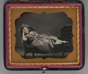 Unavngivet portræt af en pige tilbagelænet på en chaiselong, 1855.