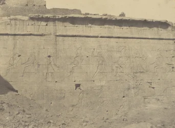 Edfu, skulpturer og indskrifter af den østlige facade af indhegningsvæggen