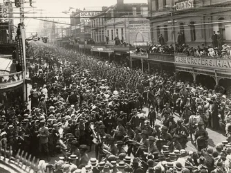 12. bataljon, AIF, marcherer gennem byen før afgang til oversøisk tjeneste, Hobart, Tasmanien, 14. oktober 1914