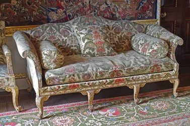 En George III Giltwood Humpback soda-bedstead