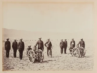 En gruppe soldater med to Gatling-pistoler