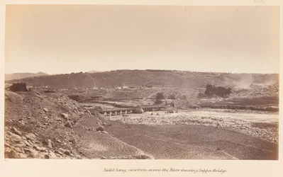 ?Safed Sang, set fra den anden side af floden og viser Sapper Bridge?, 1878 ca.