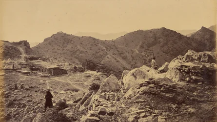 Udsigt op ad fortets vestlige mur, der viser højre hjørnebastion og positionen af de tre koniske toppe, der udgør fjendens højre forsvar, med hele linjen af Sunga.