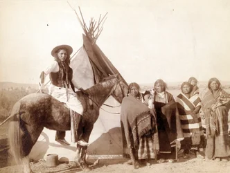 Lakota indiske kvinder ved tipi, 1891